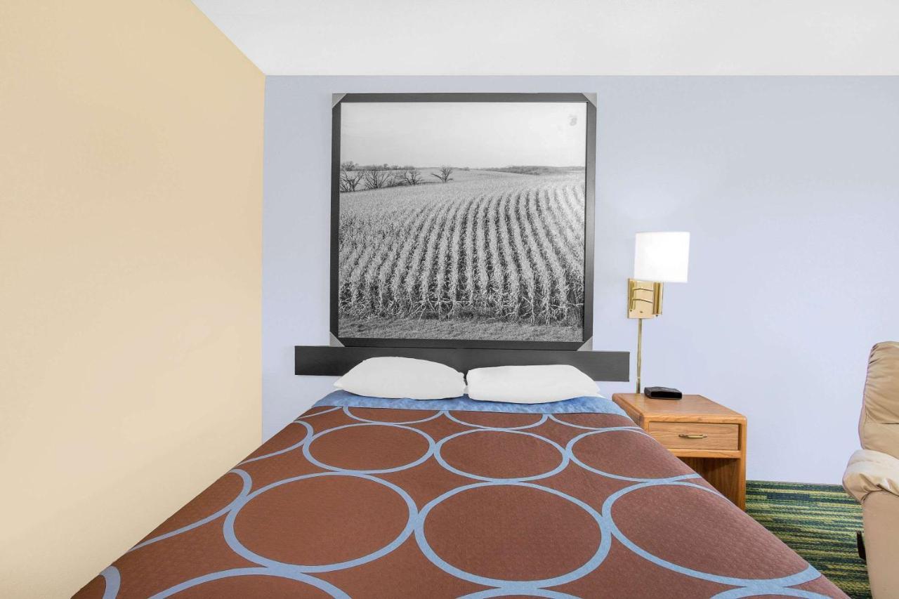 Boarders Inn & Suites By Cobblestone Hotels Waterloo Cedar Falls 外观 照片