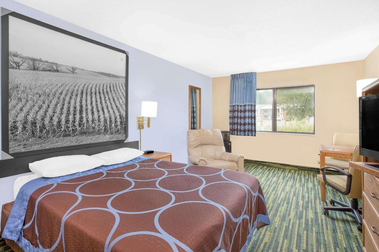 Boarders Inn & Suites By Cobblestone Hotels Waterloo Cedar Falls 外观 照片