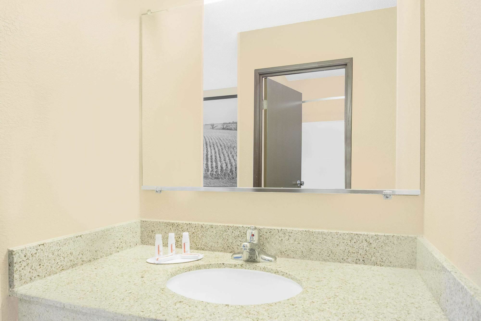 Boarders Inn & Suites By Cobblestone Hotels Waterloo Cedar Falls 外观 照片